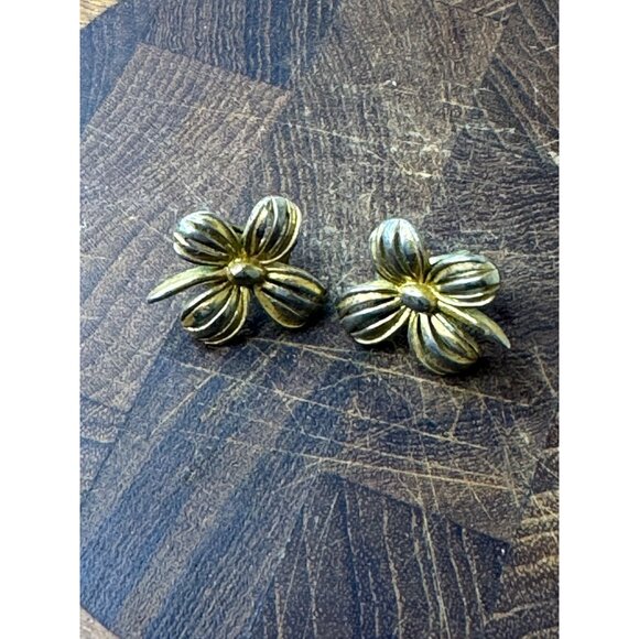 Vintage Crown Trifari Gold-Tone Flower Clip-On Earrings - Picture 3 of 5